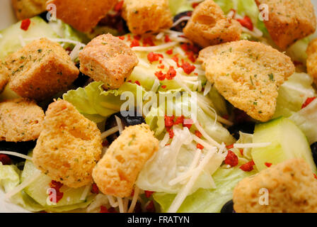 Close-Up di crostoni al su un insalata di lattuga Foto Stock