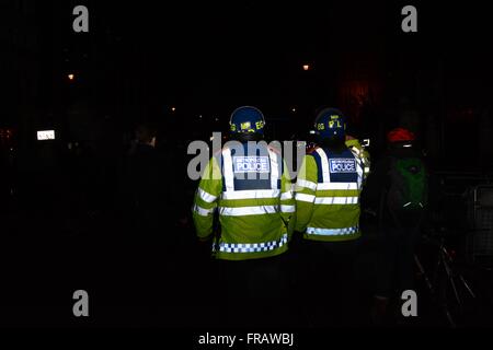 5 novembre 2015. Londra, Regno Unito. I funzionari di polizia antisommossa caschi passeggiate passato europeo come il marzo diventa violento. ©Marc Ward/Alamy Foto Stock