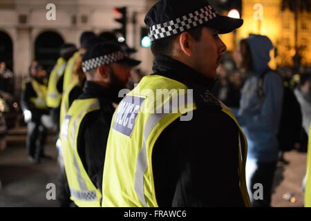 5 novembre 2015. Londra, Regno Unito. Gli ufficiali di polizia tenere un contenimento al di fuori la stazione della metropolitana di Westminster. ©Marc Ward/Alamy Foto Stock