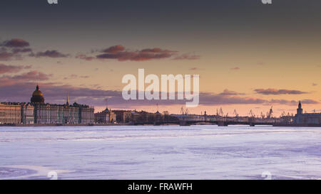 La Russia, San Pietroburgo, 19 marzo 2016: l'acqua area di ​​the fiume Neva al tramonto, il Palazzo d'inverno, Palace Bridge, il DOM Foto Stock