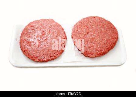 Materie Hamburger le polpette su un vassoio di schiuma Foto Stock