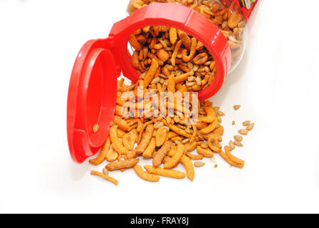 Hot & Spicy Trail Mix fuoriuscita da un vaso Foto Stock