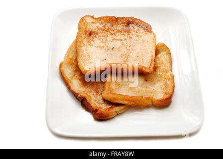 Tre fette di pane tostato francese su una piastra bianca Foto Stock