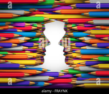 Scambio creativo nozione come un gruppo di matite colorate a forma di due teste umane affacciate tra di loro come una creatività la collaborazione e la direzione di arte e design comunicazione metafora. Foto Stock