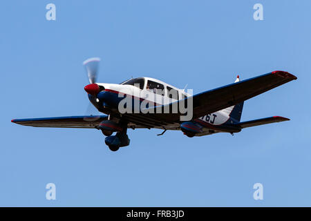 Piper PA-28-181 Cherokee (registrazione N3576J) decolla da Palo Alto Aeroporto (KPAO), Palo Alto, California, Stati Uniti d'America Foto Stock