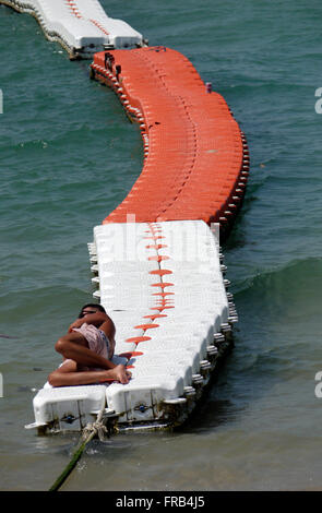 Safe area nuoto è segnato da galleggianti collegati / boe sulla spiaggia di Pattaya Thailandia per proteggere i bagnanti dalle barche & jet sci Foto Stock