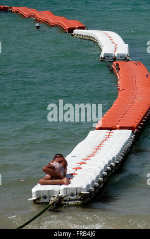Safe area nuoto è segnato da galleggianti collegati / boe sulla spiaggia di Pattaya Thailandia per proteggere i bagnanti dalle barche & jet sci Foto Stock