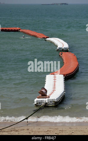 Safe area nuoto è segnato da galleggianti collegati / boe sulla spiaggia di Pattaya Thailandia per proteggere i bagnanti dalle barche & jet sci Foto Stock