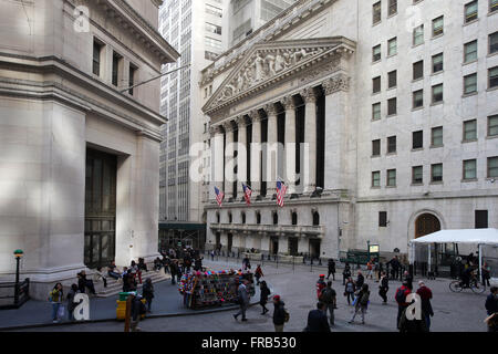New York Stock Exchange presso l'intersezione di ampia e Wall Street nella città di New York, New York, Stati Uniti d'America. Foto Stock