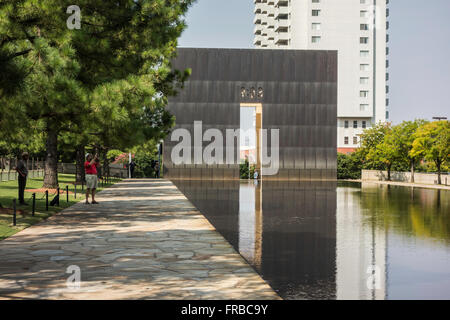 Una delle porte del tempo e la riflessione piscina presso l'Oklahoma City Memorial, nella città di Oklahoma, Oklahoma, Stati Uniti d'America. Foto Stock