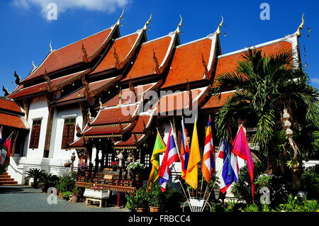 Chiang Mai, Thailandia: Wat Ket Karam con i suoi cinque asserviti a capanna arancione tetti in piastrella, ciascuno con un dorato ornamento chofah Foto Stock