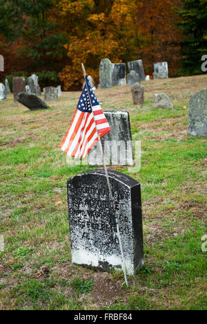 Una bandiera per un americano eroe di guerra in un cimitero Foto Stock