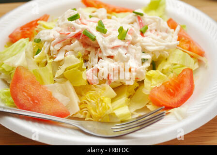 Fresca insalata stuzzicante con imitazione di polpa di granchio Foto Stock