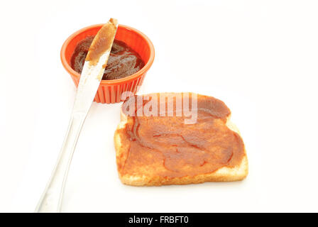 Organici di burro di mele spalmato su una fetta di pane Foto Stock