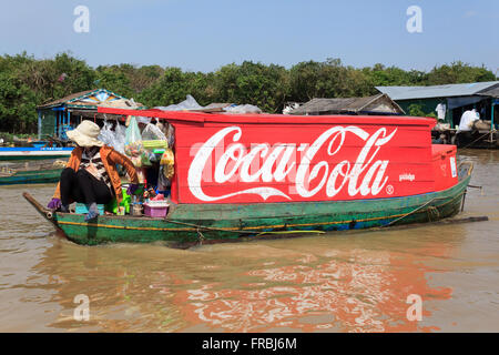Lago Tonle Sap vicino a Siem Reap, Cambogia, 10 Gennaio 2014: il logo della Coca Cola dipinta su una barca di legno, villaggio galleggiante, in Cambogia. Foto Stock