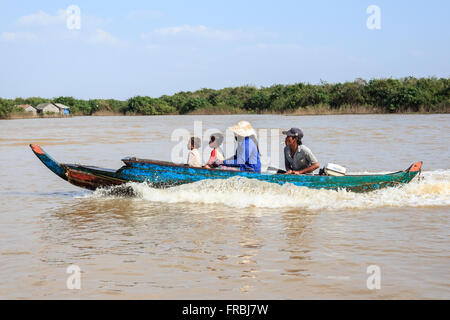 Lago Tonle Sap vicino a Siem Reap, Cambogia, Gennaio 14, 2014: Famiglia sulla barca vicino villaggio galleggiante sul lago Tonle Sap , in Cambogia Foto Stock