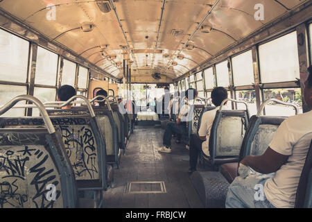 Bangkok, Thailandia, 14 marzo. 2014: le persone all'interno di bus pubblico,bangkok, Tailandia. Foto Stock