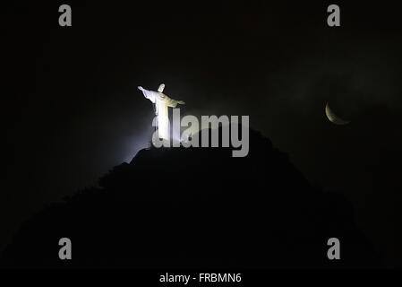 Vista notturna dell'illuminato Cristo Redentore in monte Corcovado Foto Stock