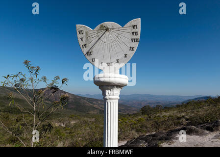 Guardare il sole che tramonta nel Ibitipoca equinoziale del parco statale - la zona mineraria uccide Foto Stock