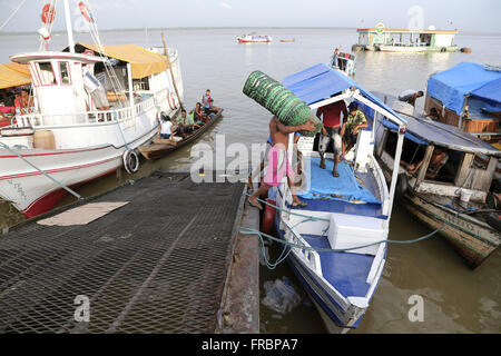 Il caricamento della merce barche ormeggiate vicino alla Fiera Acai, Guajará Bay Foto Stock