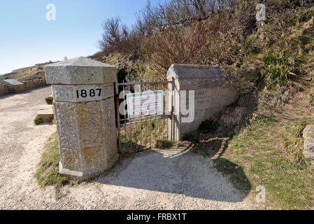 Vecchio e chiuso ingresso al Tilly Capriccio grotte a Durlston Country Park Swanage Dorset Regno Unito Foto Stock