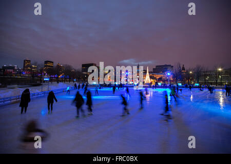 Pattinaggio a Montreal Marche Bonsecours Market al crepuscolo. Vista dal Vecchio Porto di Montreal. Foto Stock
