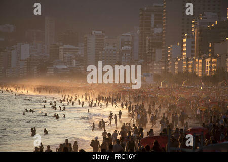 Tramonti sul bordo della spiaggia di Ipanema - a sud della città di Rio de Janeiro Foto Stock