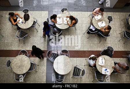 Vista superiore della food court nel centro commerciale per lo shopping nella città di Belo Horizonte Foto Stock