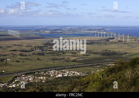 Vista della città con Osorio wind farm in background Foto Stock