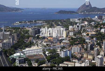 Antenna e vista panoramica del quartiere Lapa con Marina da Gloria e Pao de Acucar incidentali Foto Stock