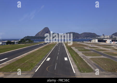 L'aeroporto Santos Dumont in centro città con il Pan di Zucchero in background Foto Stock