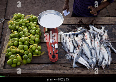 La vendita del pesce e dei limoni in rampa Santa Ines mercato sulla banca del fiume Rio delle Amazzoni Foto Stock