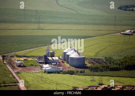 Vista aérea de silo de armazenagem na área rural do munícipio Foto Stock