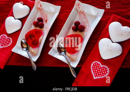 Deliziosa Valentines Flan casalingo dessert o creme caramel dessert con lamponi. Foto Stock