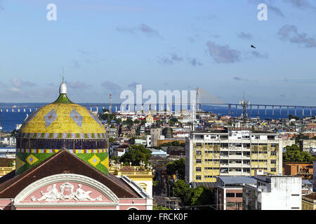 Vista de cima da cidade e da cúpula do Teatro Amazonas localizado no largo São Sebastião Foto Stock