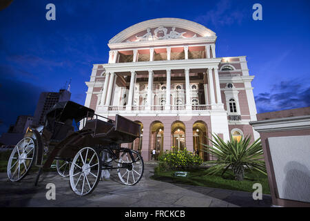 Carruagem em frente ao Teatro Amazonas localizado no Largo São Sebastião - Centro Histórico Foto Stock