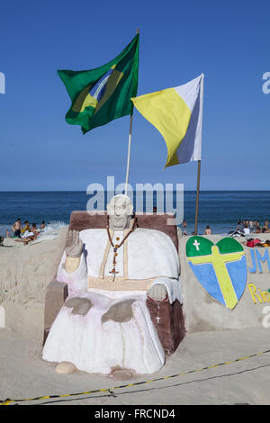 La scultura di sabbia di Papa Francisco sulla spiaggia di Copacabana a Rio La Giornata Mondiale della Gioventù 2013 Foto Stock