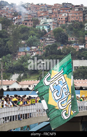 I sostenitori del Brasile con bandiera scritto con Gesù nella stazione Maracana Morro da Mangueira incidentali Foto Stock