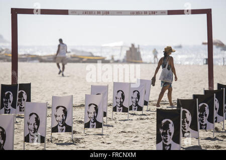 Omaggio a Nelson Mandela sulla spiaggia di Copacabana detenute dalla ONG Rio de Paz Foto Stock