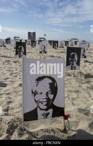 Omaggio a Nelson Mandela sulla spiaggia di Copacabana detenute dalla ONG Rio de Paz Foto Stock