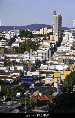 Vista superiore della città con enfasi sulle antenne paraboliche in primo piano Foto Stock