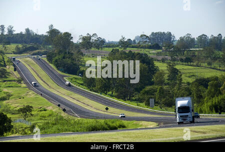 Il traffico in Washington Luiz Highway - SP-310 - Rio Claro regione - stato di São Paulo Foto Stock