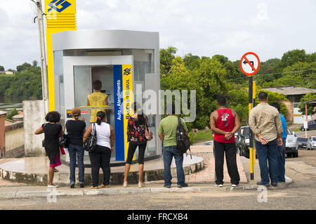 Coda per ATM in Boa Vista Foto Stock