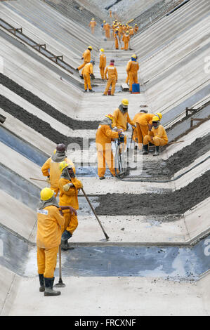 Cementificazione del canale di bypass del Rio Sao Francisco - asse est Foto Stock