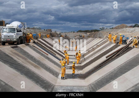 Cementificazione del canale di bypass del Rio Sao Francisco - asse est Foto Stock