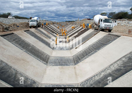 Cementificazione del canale di bypass del Rio Sao Francisco - asse est Foto Stock