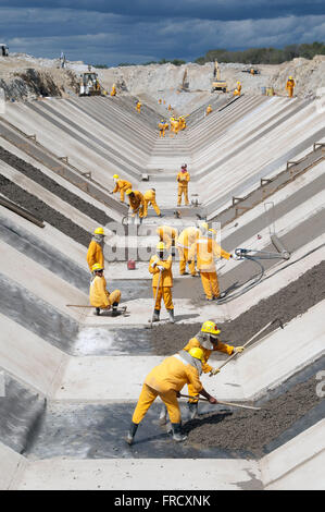 Cementificazione del canale di bypass del Rio Sao Francisco - asse est Foto Stock