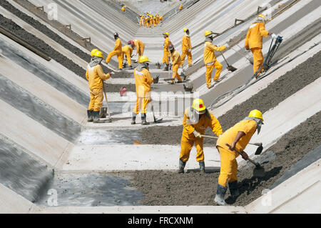 Cementificazione del canale di bypass del Rio Sao Francisco - asse est Foto Stock