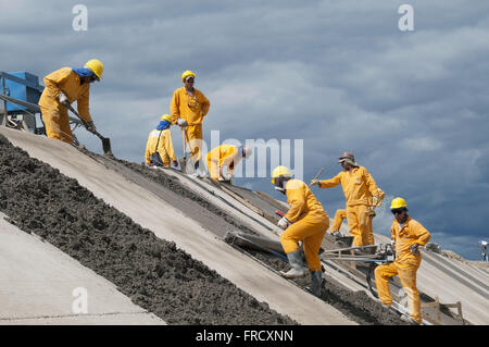 Cementificazione del canale di bypass del Rio Sao Francisco - asse est Foto Stock