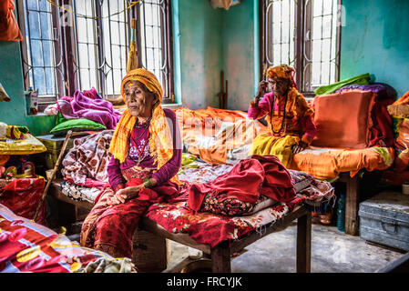Le donne anziane siedono sui loro letti in una casa di riposo Foto Stock